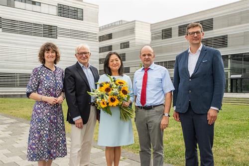 Die neugewählte Präsidentin der Hochschule Düsseldorf, Prof. Dr. Mi-Yong Becker (Mitte) mit (von links nach rechts) Marion Hörsken, Mitglied des Hochschulrats und Leiterin der Hochschulwahlversammlung, Herbert K. Meyer, Vorsitzender des Hochschulrats, Prof. Dr. Thomas Licht, Vorsitzender der Findungskommission sowie Prof. Dr. Olexiy Khabyuk, Vorsitzender des Senats. Foto: HSD